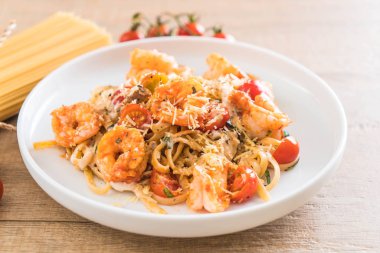 Spagetti karides, domates, fesleğen ve peynir ile 