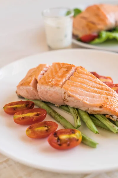 Bife de salmão grelhado — Fotografia de Stock