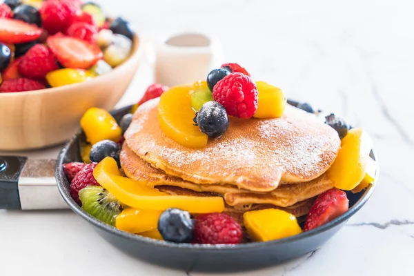 Panqueque con frutas de mezcla —  Fotos de Stock