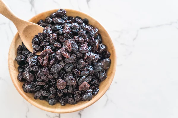 kabın içinde siyah kuru üzüm