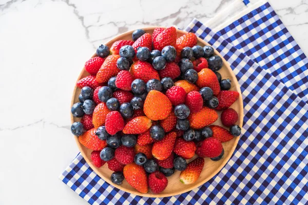 taze yaban mersini, çilek ve rasberry 