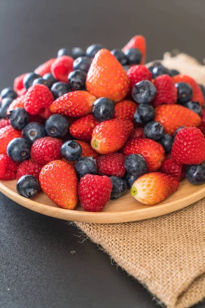 taze yaban mersini, çilek ve rasberry 