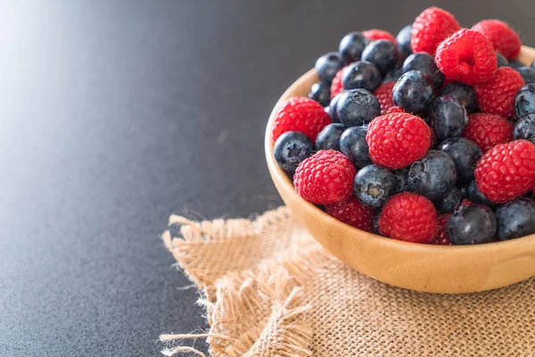 taze yaban mersini ve rasberry 