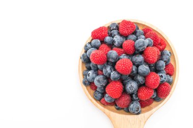 taze yaban mersini ve rasberry beyaz