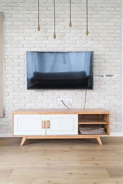 Sala de estar con tv led en la pared de ladrillo y mesa de madera — Foto de Stock