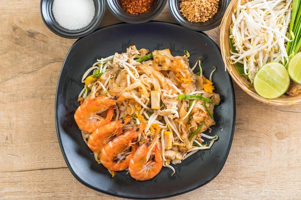 Thai sült tészta "Pad Thai" garnélával — Stock Fotó
