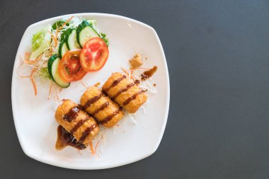 Kızarmış patates Tonkatsu sos ile