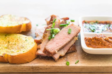 sarımsaklı ekmek ile kömür haşlanmış domuz eti boyun