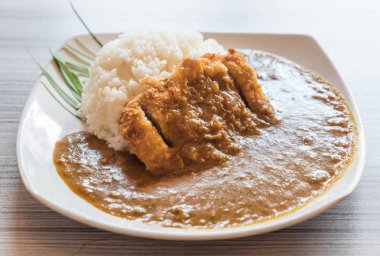 köri pirinç kızarmış domuz eti