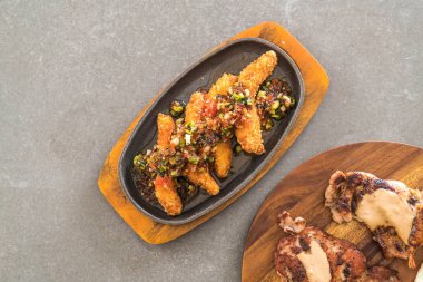 Kızarmış Balık sopa baharatlı sos ile