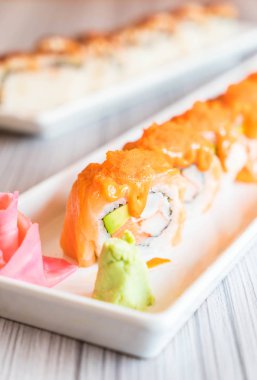 Somon suşi roll