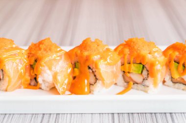 Somon suşi roll