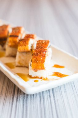 yılan balığı (unagi suşi)