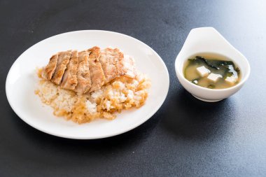 Teriyaki domuz miso çorbası ile tepesinde pirinç