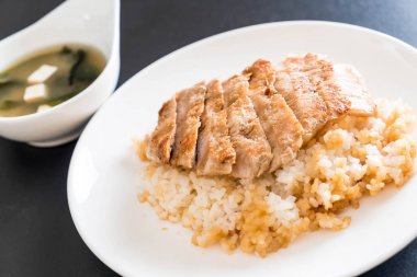 Teriyaki domuz miso çorbası ile tepesinde pirinç