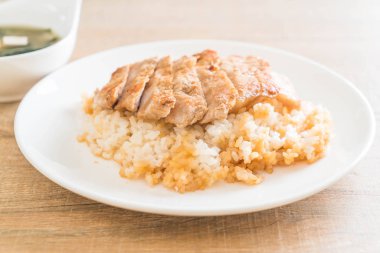 Teriyaki domuz miso çorbası ile tepesinde pirinç