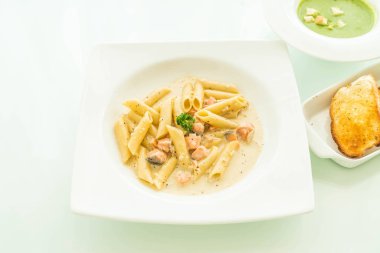 Penne carbonara makarna somon ile
