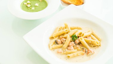 Penne carbonara makarna somon ile