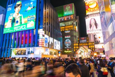 Osaka, Japonya - 19 Kasım 2016: Bir grup insan shopp için yürüyüş