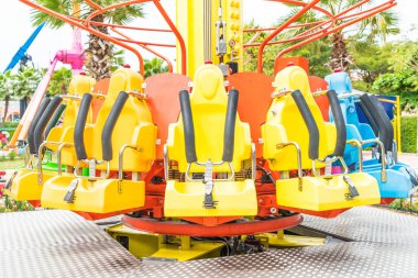 Renkli lunapark treni koltuk eğlence parkı 