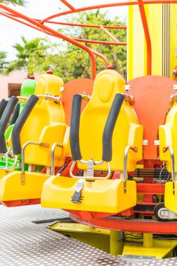 Renkli lunapark treni koltuk eğlence parkı 