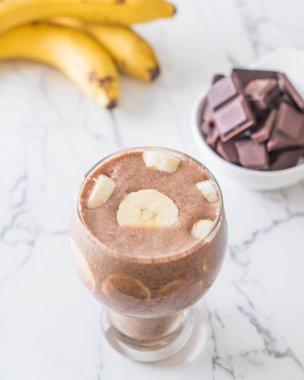 Çikolatalı muzlu milkshake