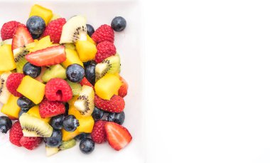 karışık taze meyve (çilek, ahududu, yaban mersini, kivi, mang
