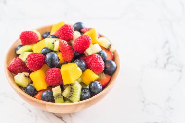 karışık taze meyve (çilek, ahududu, yaban mersini, kivi, mang