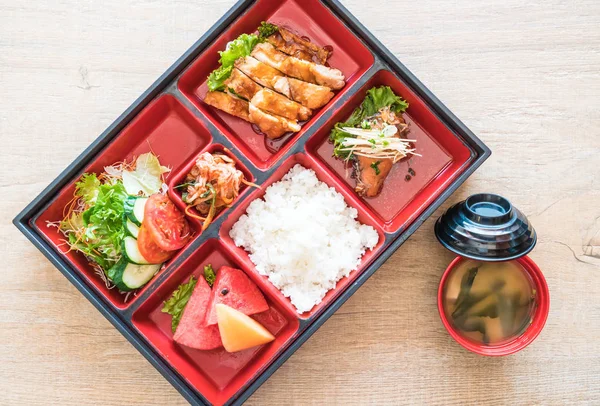 Teriyaki tavuk bento koymak