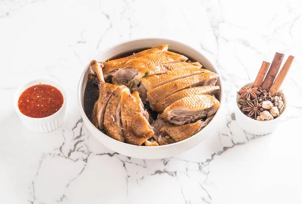 pot demlenmiş Ördek sosu ve ingradients ile