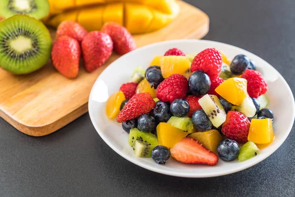 Mixed fresh fruits (strawberry, raspberry, blueberry, kiwi, mang — Stock Photo, Image