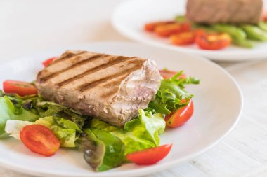 Tuna biftek salatası ile