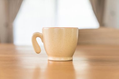 Kahve fincanı masada.