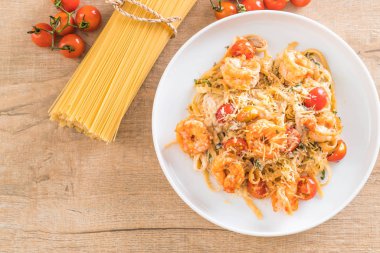 Spagetti karides, domates, fesleğen ve peynir ile 