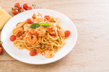 Spagetti karides, domates, fesleğen ve peynir ile 