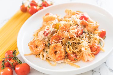 Spagetti karides, domates, fesleğen ve peynir ile 