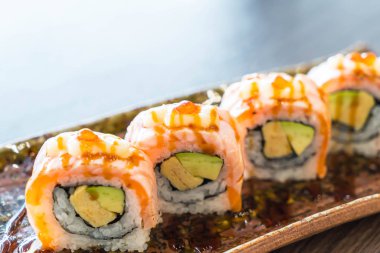 Izgara somon suşi roll