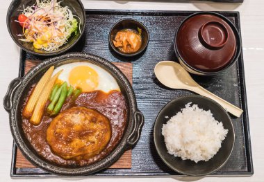 sıcak tabak kızarmış yumurta ile domuz eti burger 