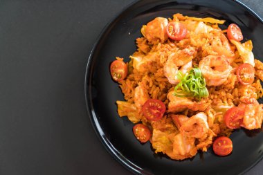 Kore baharatlı sos ve karides kızarmış pilav