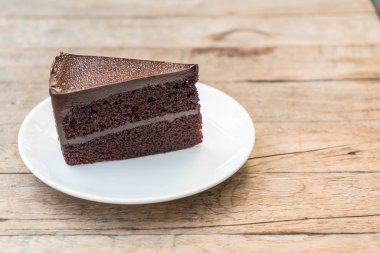 Çikolatalı pasta plaka üzerinde