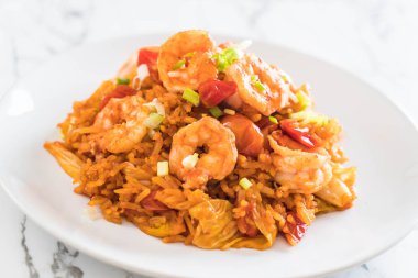 Kore baharatlı sos ve karides kızarmış pilav