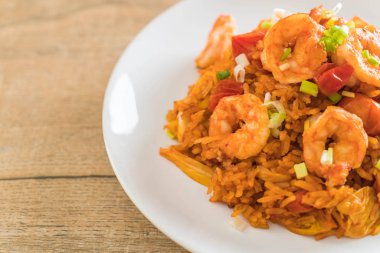 Kore baharatlı sos ve karides kızarmış pilav