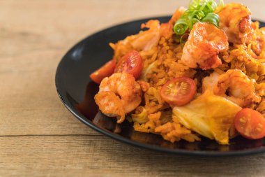 Kore baharatlı sos ve karides kızarmış pilav