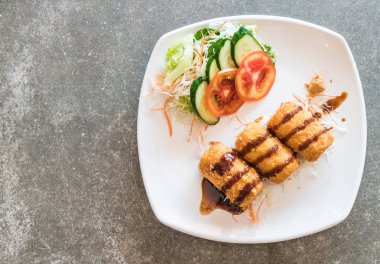 Kızarmış patates Tonkatsu sos ile