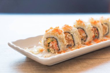 suşi roll maki tempura