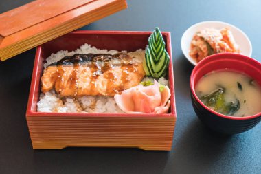 Teriyaki somon kutusunu küme üst pirinç