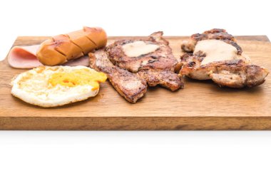 ahşap plaka üzerinde ızgara biftek mix