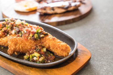 Kızarmış Balık sopa baharatlı sos ile