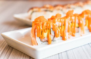 Somon suşi roll