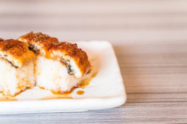 yılan balığı (unagi suşi)